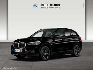Schräge Frontansicht auf einen BMW X1 , freigestellt