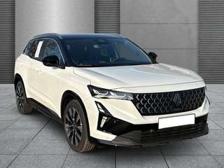 Schräge Frontansicht auf einen Renault Austral , freigestellt