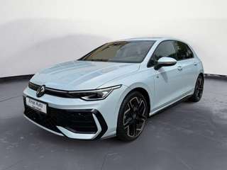 Schräge Frontansicht auf einen Volkswagen Golf , freigestellt