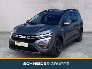 Schräge Frontansicht auf einen Dacia Jogger , freigestellt