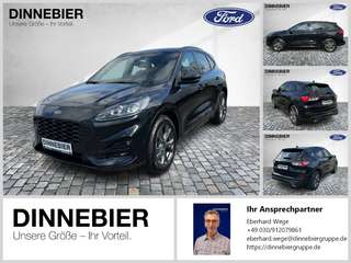 Schräge Frontansicht auf einen Ford Kuga , freigestellt