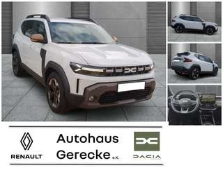 Schräge Frontansicht auf einen Dacia Duster , freigestellt