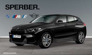 Schräge Frontansicht auf einen BMW X2 , freigestellt