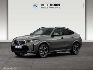Schräge Frontansicht auf einen BMW X6 , freigestellt