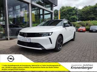 Schräge Frontansicht auf einen Opel Astra , freigestellt