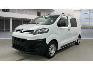 Schräge Frontansicht auf einen Citroën Jumpy , freigestellt