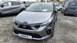 Schräge Frontansicht auf einen Mitsubishi Colt , freigestellt