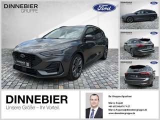Schräge Frontansicht auf einen Ford Focus , freigestellt