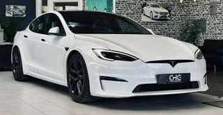 Schräge Frontansicht auf einen TESLA Model S , freigestellt