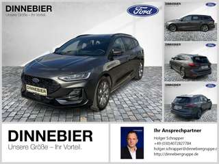 Schräge Frontansicht auf einen Ford Focus , freigestellt