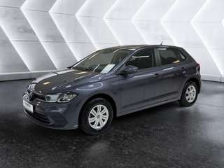 Schräge Frontansicht auf einen Volkswagen Polo , freigestellt