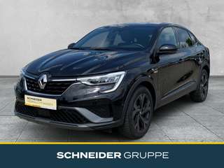 Schräge Frontansicht auf einen Renault Arkana , freigestellt