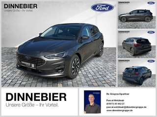 Schräge Frontansicht auf einen Ford Focus , freigestellt