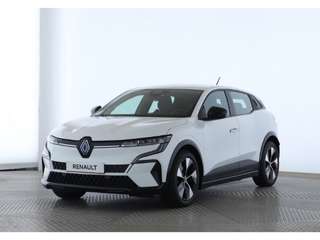 Schräge Frontansicht auf einen Renault Megane E-TECH , freigestellt