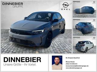 Schräge Frontansicht auf einen Opel Corsa , freigestellt