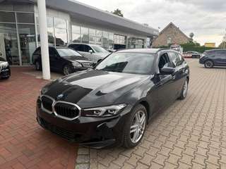 Schräge Frontansicht auf einen BMW 3er-Reihe , freigestellt