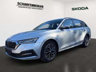 Schräge Frontansicht auf einen Skoda Octavia , freigestellt