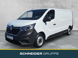 Schräge Frontansicht auf einen Renault Trafic , freigestellt