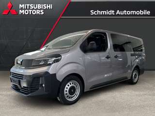 Schräge Frontansicht auf einen Opel Vivaro , freigestellt