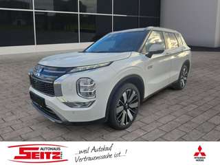 Schräge Frontansicht auf einen Mitsubishi Outlander , freigestellt