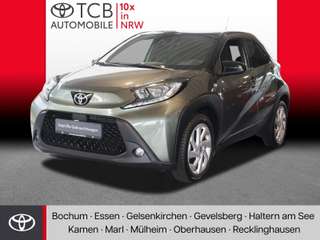 Schräge Frontansicht auf einen Toyota AYGO , freigestellt