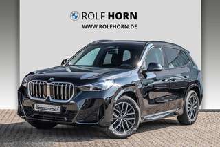 Schräge Frontansicht auf einen BMW X1 , freigestellt