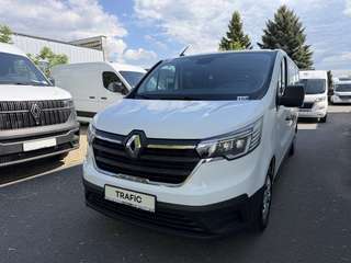 Schräge Frontansicht auf einen Renault Trafic , freigestellt