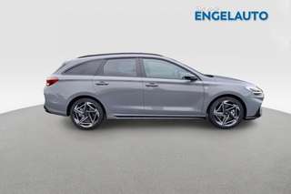 Schräge Frontansicht auf einen Hyundai i30 , freigestellt