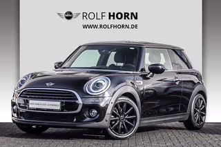 Schräge Frontansicht auf einen MINI COOPER , freigestellt
