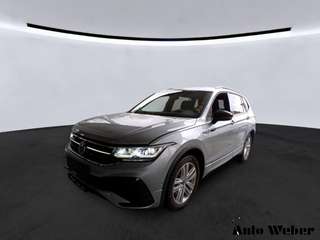 Schräge Frontansicht auf einen Volkswagen Tiguan Allspace , freigestellt