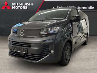 Schräge Frontansicht auf einen Opel Vivaro , freigestellt