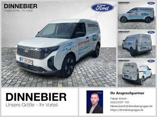 Schräge Frontansicht auf einen Ford Transit Courier , freigestellt