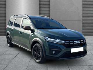 Schräge Frontansicht auf einen Dacia Jogger , freigestellt