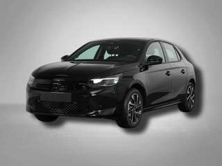 Schräge Frontansicht auf einen Opel Corsa , freigestellt