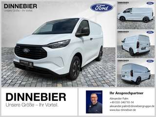 Schräge Frontansicht auf einen Ford Transit Custom , freigestellt
