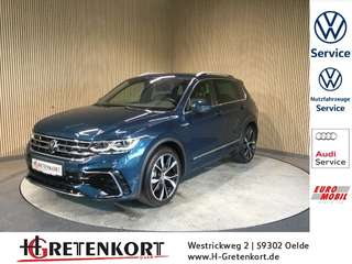 Schräge Frontansicht auf einen Volkswagen Tiguan , freigestellt