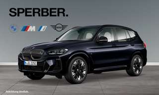 Schräge Frontansicht auf einen BMW ix3 , freigestellt