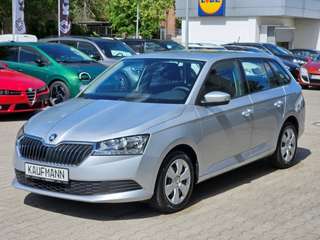Schräge Frontansicht auf einen Skoda Fabia , freigestellt