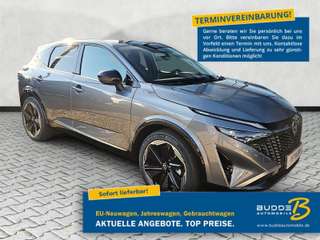 Schräge Frontansicht auf einen Nissan Qashqai , freigestellt