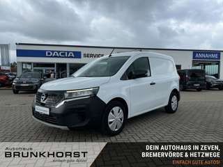 Schräge Frontansicht auf einen Nissan Townstar , freigestellt