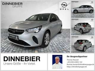 Schräge Frontansicht auf einen Opel Corsa , freigestellt