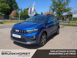 Schräge Frontansicht auf einen Dacia Sandero , freigestellt