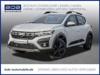 Schräge Frontansicht auf einen Dacia Sandero , freigestellt