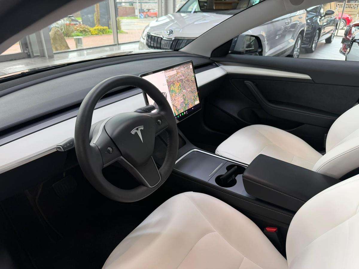 Fahrzeugbild eines TESLA Model 3