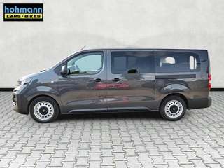 Schräge Frontansicht auf einen Opel Vivaro , freigestellt