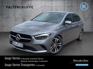 Schräge Frontansicht auf einen Mercedes-Benz B-Klasse , freigestellt
