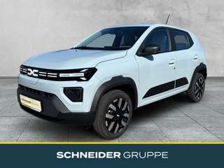 Schräge Frontansicht auf einen Dacia Spring , freigestellt