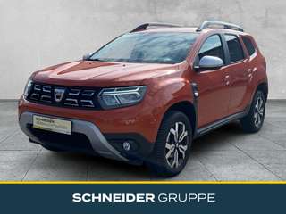 Schräge Frontansicht auf einen Dacia Duster , freigestellt