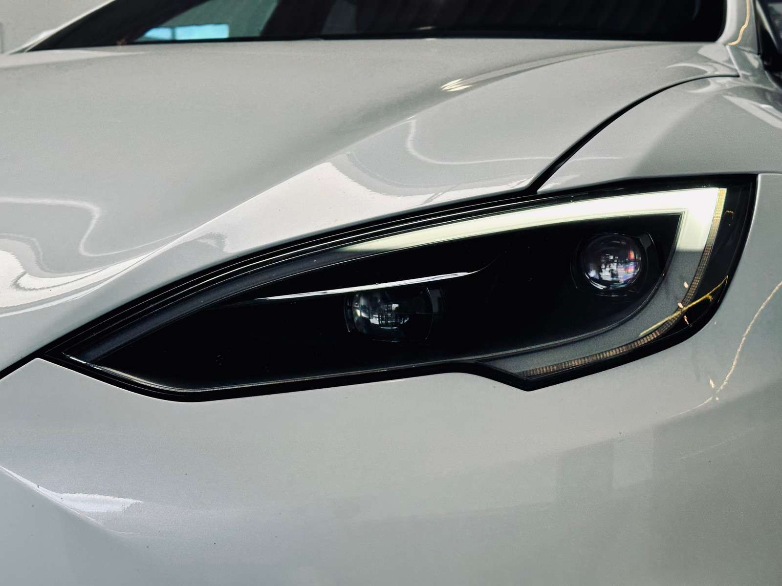 Fahrzeugbild eines TESLA Model S