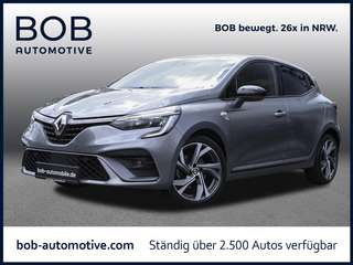 Schräge Frontansicht auf einen Renault Clio , freigestellt